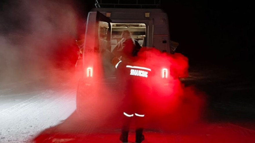 На Ямале спасатели выручили семью, застрявшую без топлива в тундре