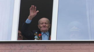 Парад под окном: полицейские Салехарда поздравили ветерана ВОВ с наступающим Днем Победы