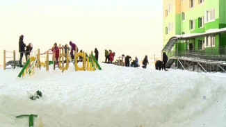 Как жители Тазовского сами взялись за лопаты и освободили детскую площадку от снега