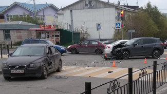 В Салехарде столкнулись две иномарки: проехавшая на красный автоледи попала в больницу. ВИДЕО