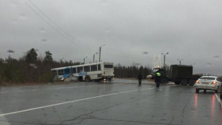 В Ноябрьске автобус врезался прямо в опору ЛЭП