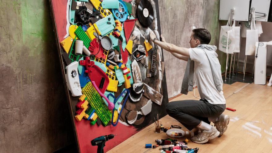 Ноябрьский художник создает картины из пластика в стиле треш-арт 