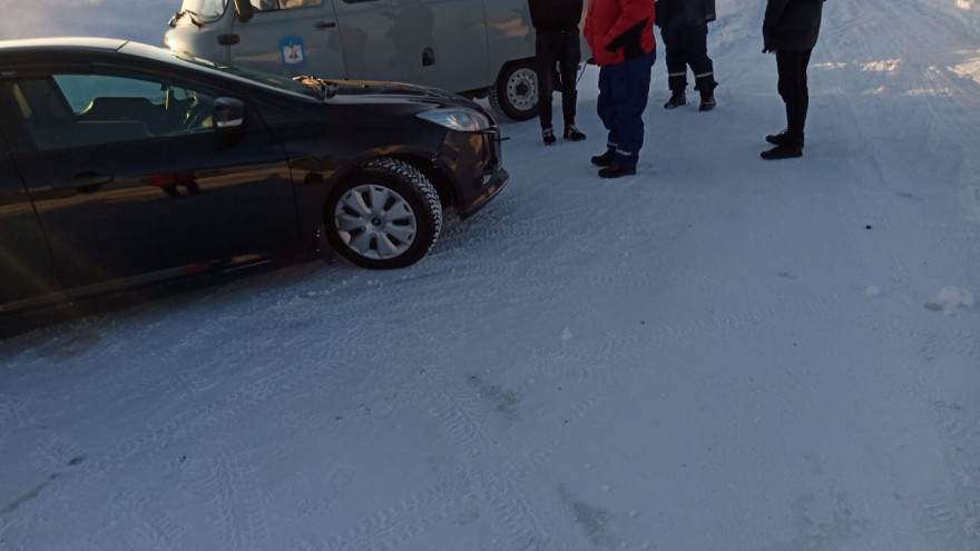 Ямальские спасатели помогли людям, машина которых  на зимнике попала в снежный плен