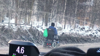В Ноябрьске инвалиду-колясочнику пришлось ехать по дороге вместе с автомобилями