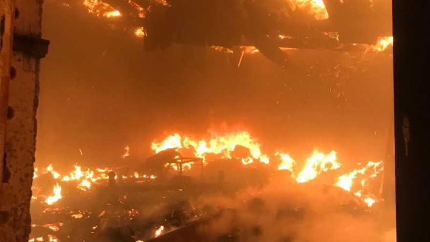 В Новом Уренгое дотла сгорел гараж с машинами 