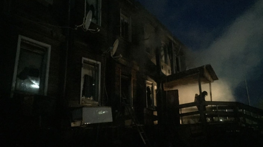 В Тазовском спасатели эвакуировали около 40 человек из дома, охваченного пожаром