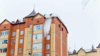 В Салехарде управляющие компании приступили к очистке крыш многоэтажек от снега
