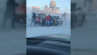 В Салехарде женщина пострадала при столкновении внедорожника и погрузчика BobCat (ВИДЕО)