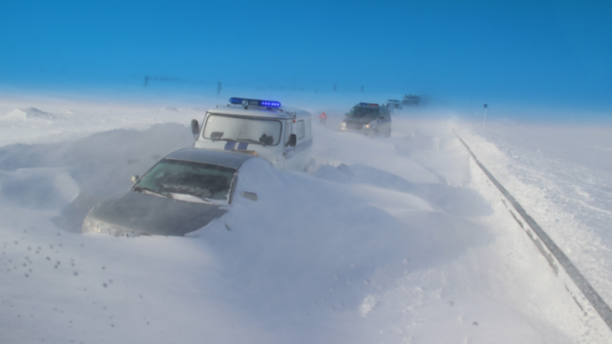 Занесло машины по самую крышу! На Ямале спасатели вызволили из снежного плена 10 человек