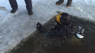 Спустились под ледовый панцирь: ямальские спасатели провели учения на реке Полуй