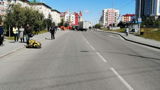 В Салехарде мотоциклиста госпитализировали после ДТП с грузовиком (ВИДЕО)