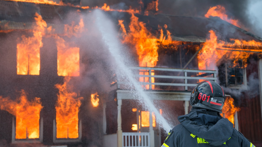 Мощный пожар в ЯНАО: три десятка огнеборцев 9 часов тушили гостиницу «Ямал»