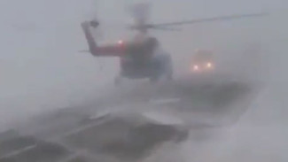 На Ямале вертолет из - за ветра сел прямо на трассу
