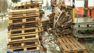 В одном из посёлков Ямала супермаркет вываливает свой мусор прямо напротив детского сада