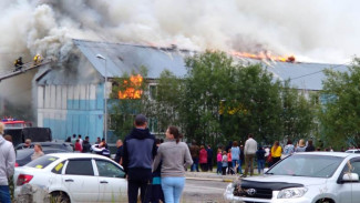 В Губкинском сгорел деревянный жилой дом, более 50 человек остались без крова. ВИДЕО