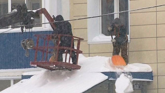 Альпинисты на крышах, тракторы во дворах: на Ямале активизировалась уборка снега