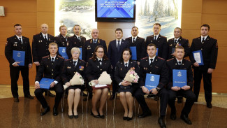 Ямальских правоохранителей наградили в преддверии профессионального праздника 