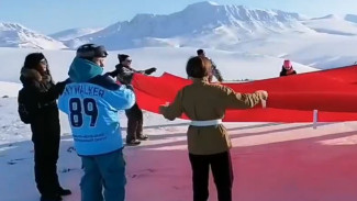Знамя Победы развернули на горной вершине