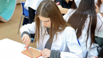 Школьники из Салехарда примерили профессию врача в Тюменском медуниверситете