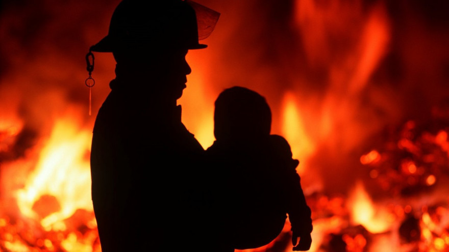 Спасатели эвакуировали людей из горящей многоэтажки в Надыме: в огне пострадал ребенок