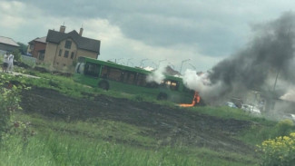 ЧП в Ямальском-2: в Тюмени загорелся пассажирский автобус