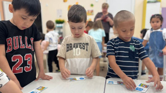 Безопасность на дорогах: дошкольники Салехарда осваивают правила дорожного движения  с автоинспекторами 