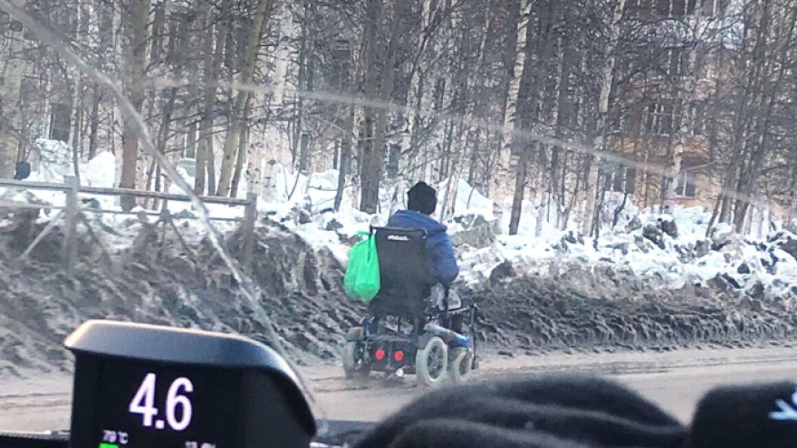 В Ноябрьске инвалиду-колясочнику пришлось ехать по дороге вместе с автомобилями