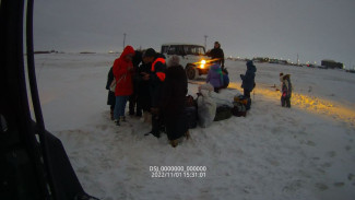 Ямалспасовцы эвакуировали 14 человек, застрявших на реке Таз 