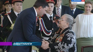 Дмитрий Кобылкин вручил ветеранам юбилейные медали от президента