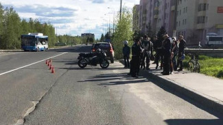 В Надыме перевернулся мотоциклист и зацепил чужой автомобиль  