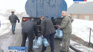 Вечная мокрая проблема. Лабытнангцы наполняют ведра чистой водой