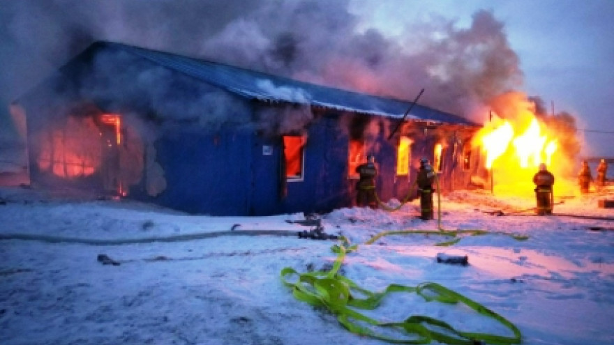 На Ямале полностью сгорело общежитие, в котором проживало 55 рабочих