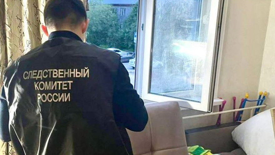 Следователи устанавливают обстоятельства падения двухлетней девочки из окна