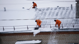 Рабочие в Салехарде чистят снег без страховки 