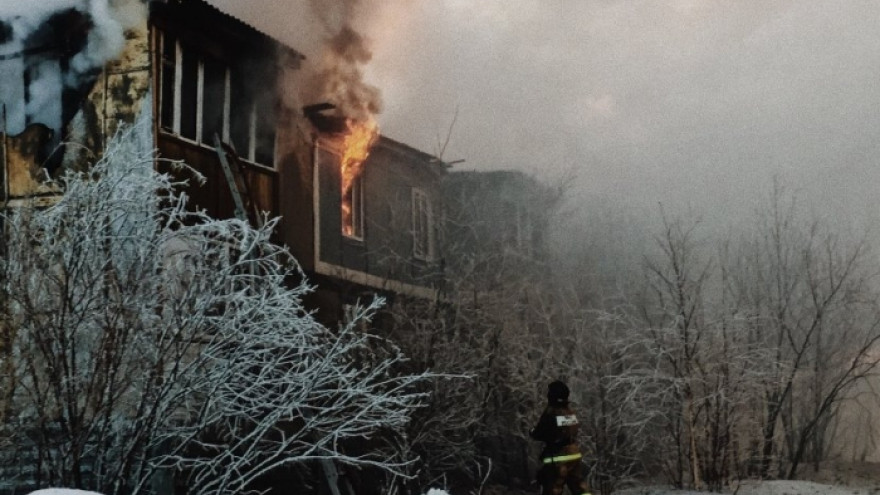 В Губкинском вспыхнул двухэтажный жилой дом