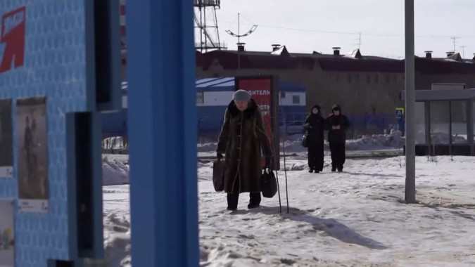 В Новом Уренгое дороги и тротуары превратились в каток