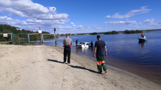 Со дна реки в Салехарде ямалспасовцы подняли затонувшую машину (ФОТО И ВИДЕО)