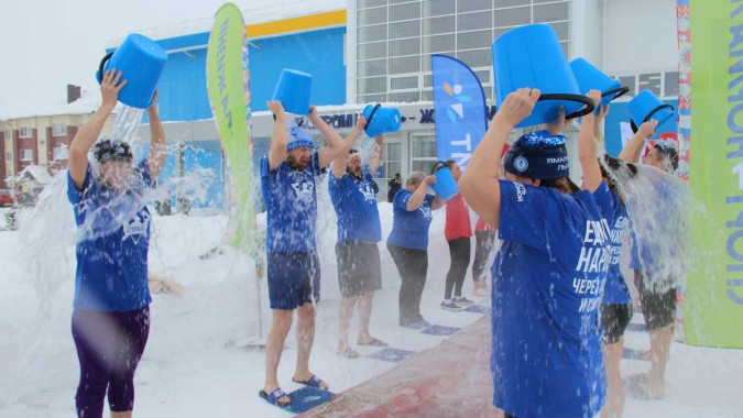 Ледяной флешмоб в Губкинском: ямальцы закаляются, несмотря на морозы