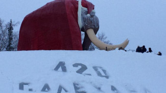 Дед Мороз в костюме мамонта. Скульптуру в Салехарде украсили велюром и мехами