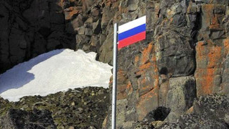 Послание будущим исследователям Арктики: флаг России установили в самой северной точке Евразии