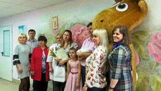 Праздник и подарки для новорожденного: в Губкинском появилась услуга торжественной выписки из роддома