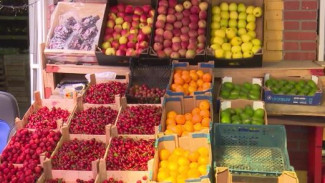 Дары лета: на Ямале прилавки торговых рядов начали пополняться фруктами и ягодами