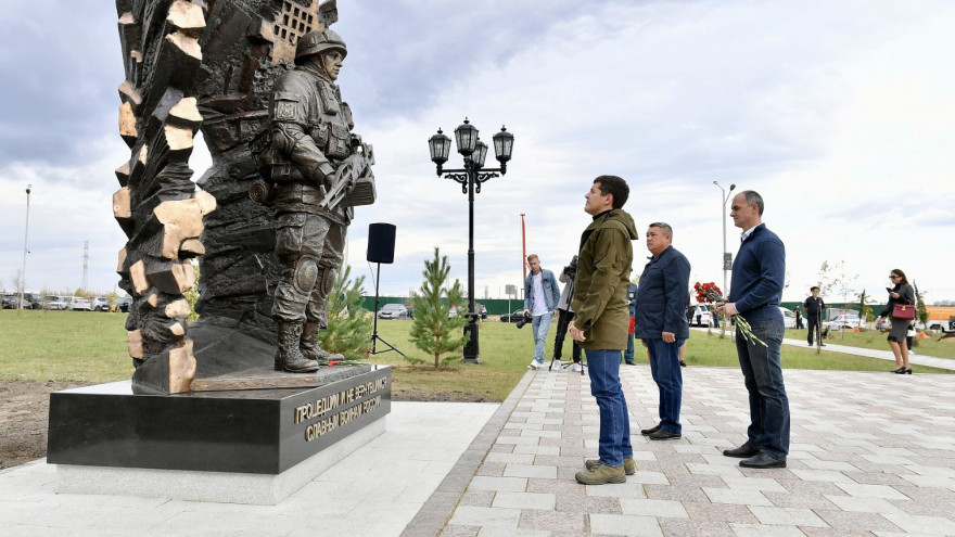 В салехардском Парке Победы торжественно открыли памятник героям СВО