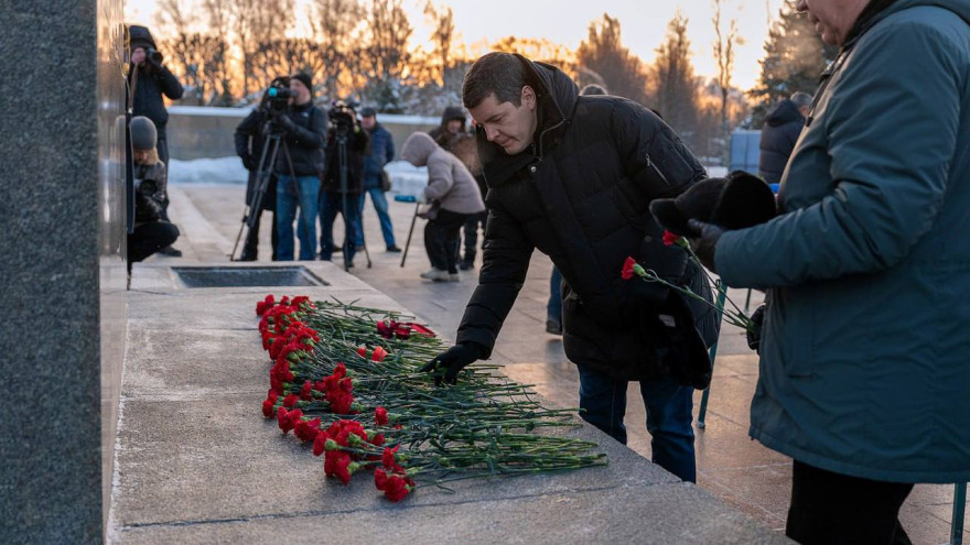 Дмитрий Артюхов почтил память павших ямальцев на Пискарёвском кладбище