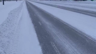 Угрожают безопасности движения: жители Нового Уренгоя жалуются на снежные завалы на дорогах