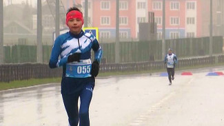 Даже дождь им не помеха: спортсмены из Тазовского взяли первые места в салехардском полумарафоне 