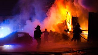 Во время ночного пожара на Ямале сгорел гараж