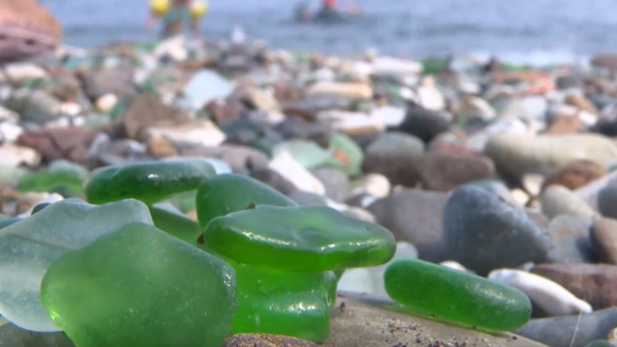 Новые «осколки моря» пополнили пляж бухты Стеклянной во Владивостоке