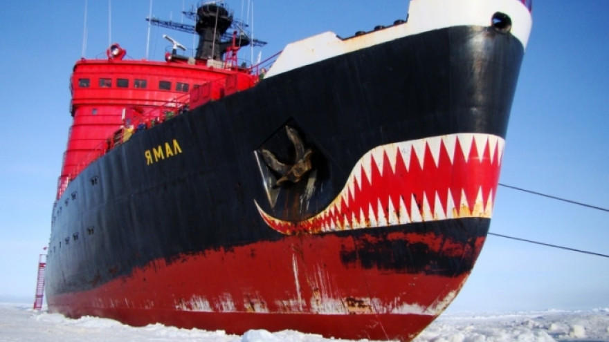 Ледокол «Ямал» был вынужден экстренно повернуть к берегу. Привлечены якутские спасатели