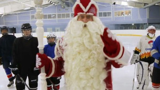 Дед Мороз поприветствовал сборную России по хоккею: «Ребята, мы с вами! Россия, вперед!»